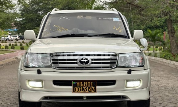 Nunua Imported Toyota Land Cruiser Nyeupe Gari ndani ya Dar es Salaam nchini Dar es Salaam