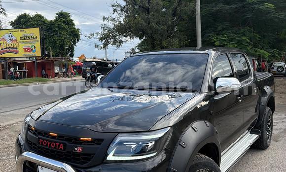 Nunua Imported Toyota Hiluxe Revo Nyeusi Gari ndani ya Dar es Salaam nchini Dar es Salaam