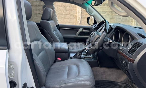 Nunua Ilio tumika Toyota Land Cruiser Nyeupe Gari ndani ya Dar es Salaam nchini Dar es Salaam Nunua Ilio tumika Toyota Land Cruiser Nyeupe Gari ndani ya Dar es Salaam nchini Dar es Salaam