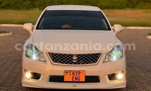 Buy Used Toyota Crown White Car in Dar es Salaam in Dar es Salaam