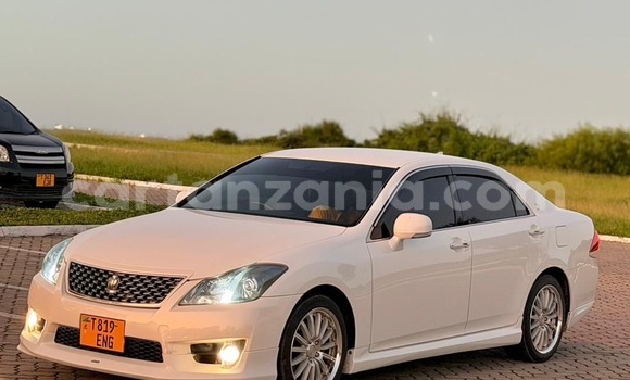 Buy Used Toyota Crown White Car in Dar es Salaam in Dar es Salaam Buy Used Toyota Crown White Car in Dar es Salaam in Dar es Salaam