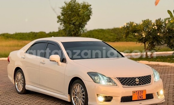 Buy Used Toyota Crown White Car in Dar es Salaam in Dar es Salaam Buy Used Toyota Crown White Car in Dar es Salaam in Dar es Salaam