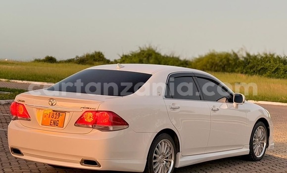 Buy Used Toyota Crown White Car in Dar es Salaam in Dar es Salaam Buy Used Toyota Crown White Car in Dar es Salaam in Dar es Salaam