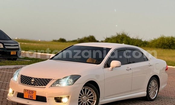 Buy Used Toyota Crown White Car in Dar es Salaam in Dar es Salaam Buy Used Toyota Crown White Car in Dar es Salaam in Dar es Salaam