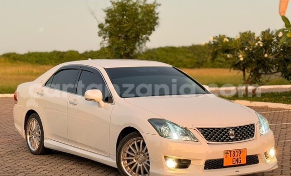 Buy Used Toyota Crown White Car in Dar es Salaam in Dar es Salaam Buy Used Toyota Crown White Car in Dar es Salaam in Dar es Salaam