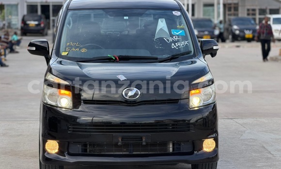 Nunua Imported Toyota Voxy Nyeusi Gari ndani ya Dar es Salaam nchini Dar es Salaam