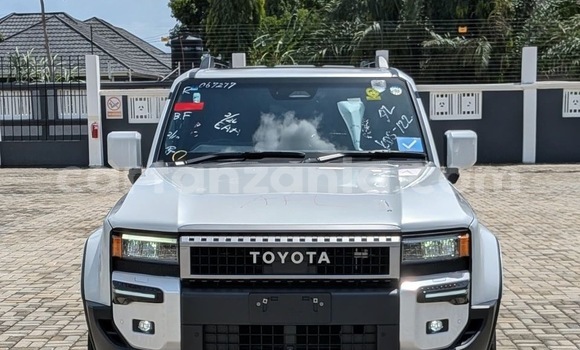 Nunua Imported Toyota Land Cruiser Prado Nyeupe Gari ndani ya Dar es Salaam nchini Dar es Salaam