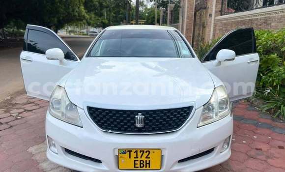 Buy Used Toyota Crown White Car in Dar es Salaam in Dar es Salaam