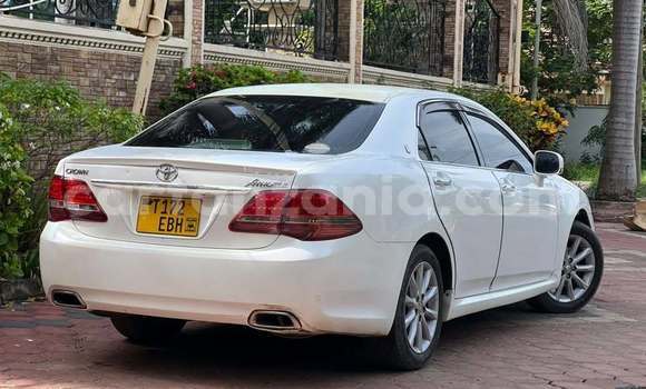 Buy Used Toyota Crown White Car in Dar es Salaam in Dar es Salaam Buy Used Toyota Crown White Car in Dar es Salaam in Dar es Salaam