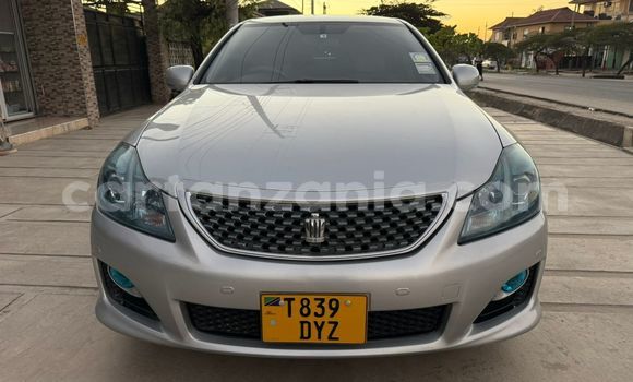 Nunua Ilio tumika Toyota Crown Fedha Gari ndani ya Dar es Salaam nchini Dar es Salaam