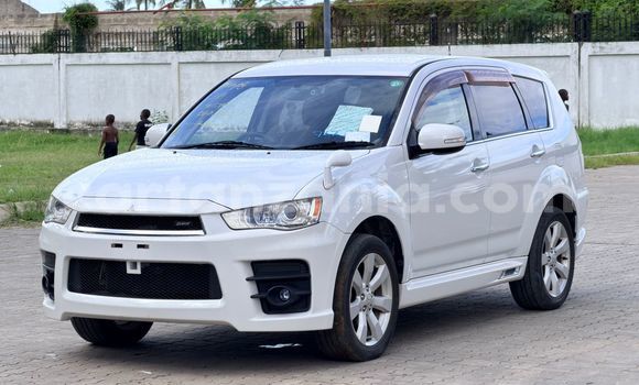 Nunua Imported Mitsubishi Outlander Nyeupe Gari ndani ya Dar es Salaam nchini Dar es Salaam