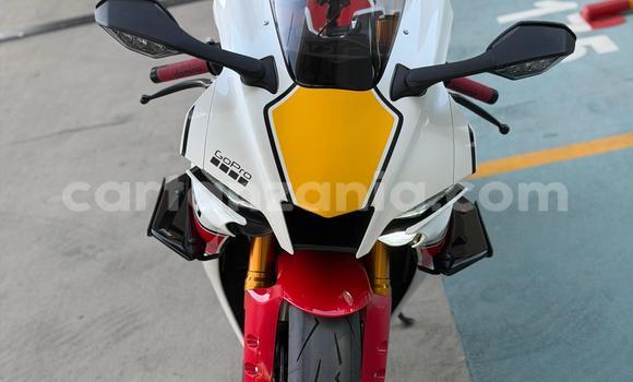 Nunua Ilio tumika Yamaha R1 Nyeupe Bike ndani ya Arusha nchini Arusha Nunua Ilio tumika Yamaha R1 Nyeupe Bike ndani ya Arusha nchini Arusha