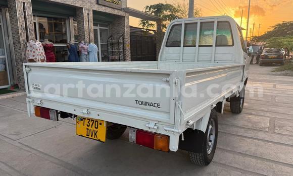 Buy Used Toyota Town Ace White Car in Dar es Salaam in Dar es Salaam Buy Used Toyota Town Ace White Car in Dar es Salaam in Dar es Salaam