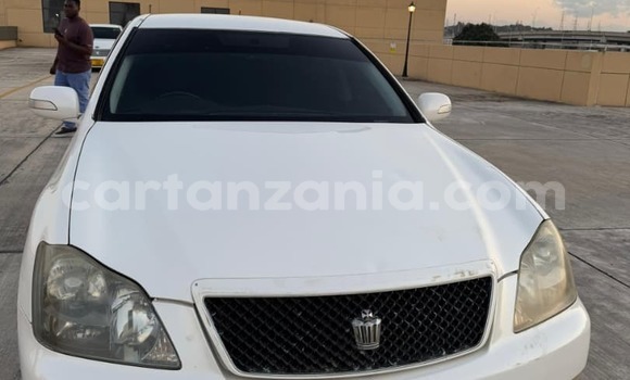 Buy Used Toyota Crown White Car in Dar es Salaam in Dar es Salaam