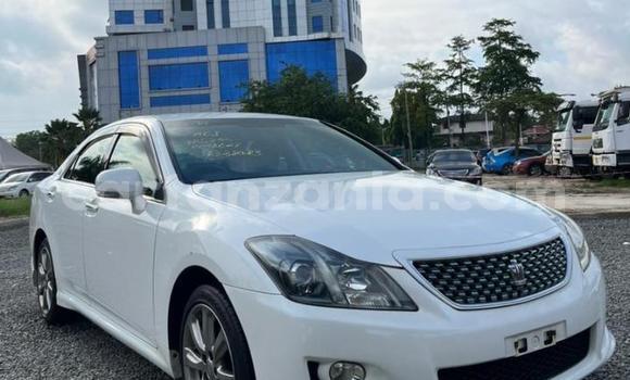 Nunua Imported Toyota Crown Nyeupe Gari ndani ya Dar es Salaam nchini Dar es Salaam Nunua Imported Toyota Crown Nyeupe Gari ndani ya Dar es Salaam nchini Dar es Salaam