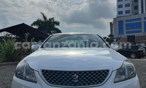 Nunua Imported Toyota Crown Nyeupe Gari ndani ya Dar es Salaam nchini Dar es Salaam Nunua Imported Toyota Crown Nyeupe Gari ndani ya Dar es Salaam nchini Dar es Salaam
