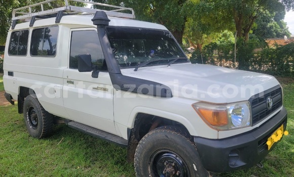 Buy Used Toyota Land Cruiser White Car in Mtwara in Mtwara