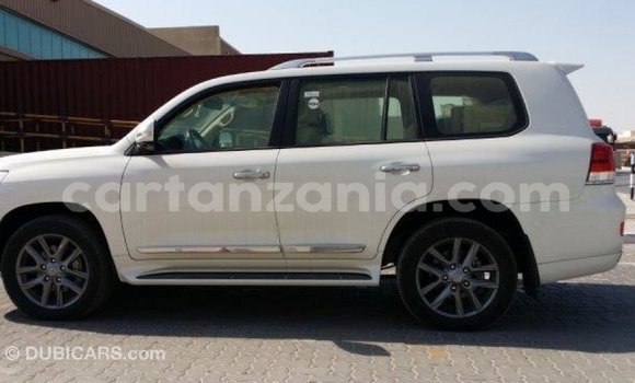 Nunua Imported Toyota Land Cruiser Nyeupe Gari ndani ya Import - Dubai nchini Arusha Nunua Imported Toyota Land Cruiser Nyeupe Gari ndani ya Import - Dubai nchini Arusha
