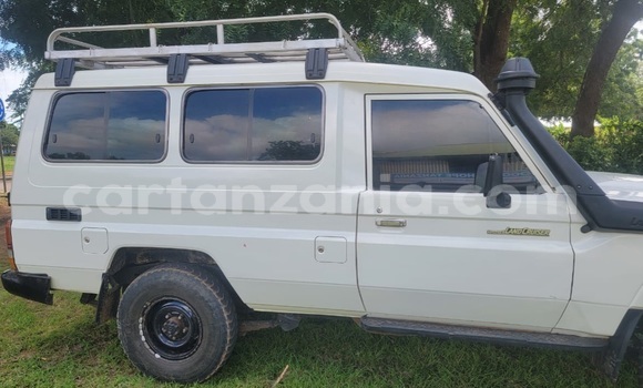 Buy Used Toyota Land Cruiser White Car in Mtwara in Mtwara Buy Used Toyota Land Cruiser White Car in Mtwara in Mtwara