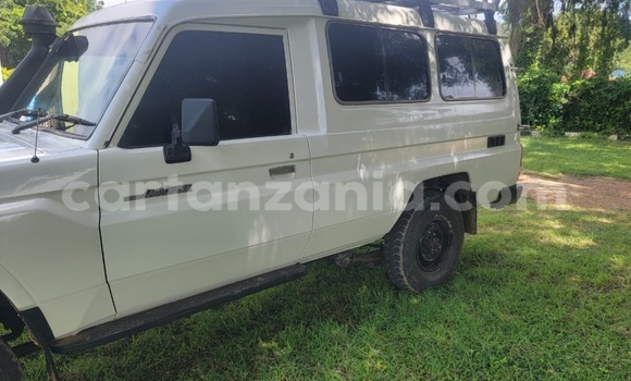 Buy Used Toyota Land Cruiser White Car in Mtwara in Mtwara Buy Used Toyota Land Cruiser White Car in Mtwara in Mtwara