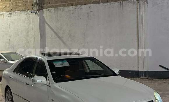 Buy Used Toyota Crown White Car in Dar es Salaam in Dar es Salaam