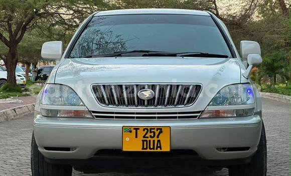 Buy Used Toyota Harrier White Car in Dar es Salaam in Dar es Salaam