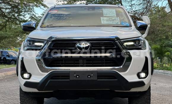 Nunua Imported Toyota Hiluxe Revo Nyeupe Gari ndani ya Dar es Salaam nchini Dar es Salaam
