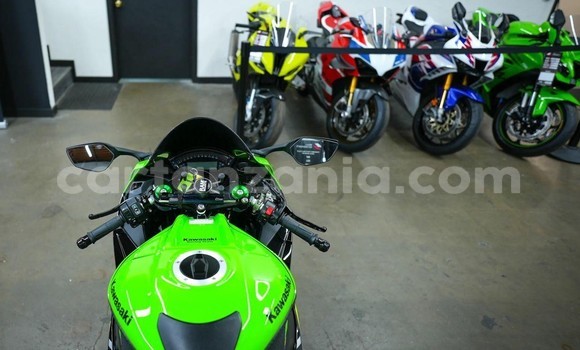 Buy Used Kawasaki Ninja ZX-10R Green Bike in Dar es Salaam in Dar es Salaam Buy Used Kawasaki Ninja ZX-10R Green Bike in Dar es Salaam in Dar es Salaam