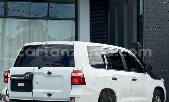 Nunua Ilio tumika Toyota Land Cruiser Nyeupe Gari ndani ya Dar es Salaam nchini Dar es Salaam Nunua Ilio tumika Toyota Land Cruiser Nyeupe Gari ndani ya Dar es Salaam nchini Dar es Salaam