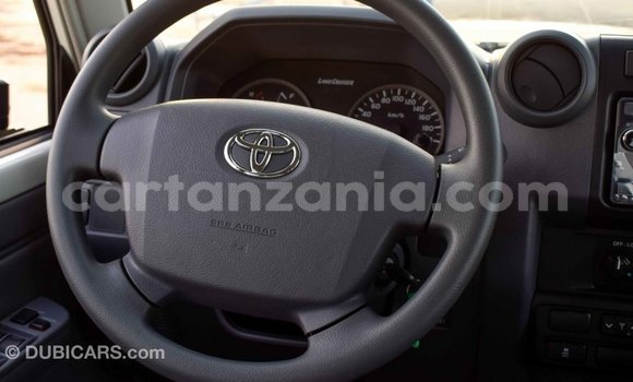 Buy Import Toyota Pickup White Car in Import - Dubai in Arusha Buy Import Toyota Pickup White Car in Import - Dubai in Arusha