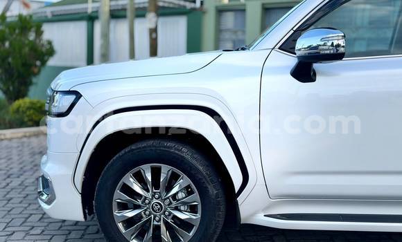Nunua Imported Toyota Land Cruiser Nyeupe Gari ndani ya Dar es Salaam nchini Dar es Salaam Nunua Imported Toyota Land Cruiser Nyeupe Gari ndani ya Dar es Salaam nchini Dar es Salaam