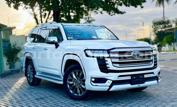 Nunua Imported Toyota Land Cruiser Nyeupe Gari ndani ya Dar es Salaam nchini Dar es Salaam Nunua Imported Toyota Land Cruiser Nyeupe Gari ndani ya Dar es Salaam nchini Dar es Salaam