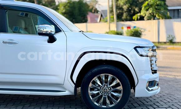 Nunua Imported Toyota Land Cruiser Nyeupe Gari ndani ya Dar es Salaam nchini Dar es Salaam Nunua Imported Toyota Land Cruiser Nyeupe Gari ndani ya Dar es Salaam nchini Dar es Salaam