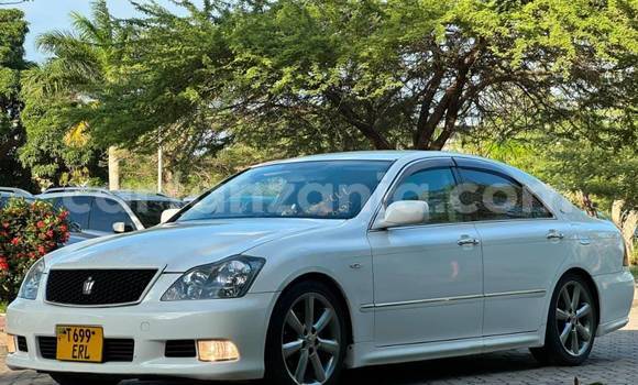 Buy Used Toyota Crown White Car in Dar es Salaam in Dar es Salaam
