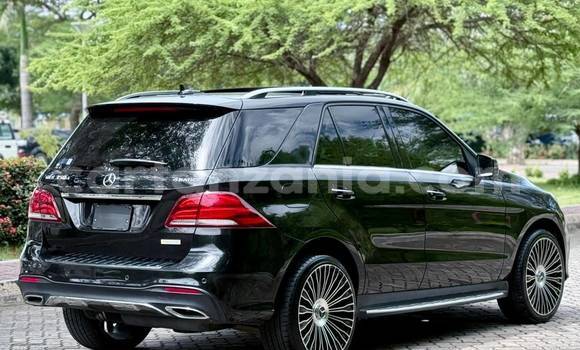 Nunua Imported Mercedes-Benz GLC 250D Nyeusi Gari ndani ya Dar es Salaam nchini Dar es Salaam Nunua Imported Mercedes-Benz GLC 250D Nyeusi Gari ndani ya Dar es Salaam nchini Dar es Salaam