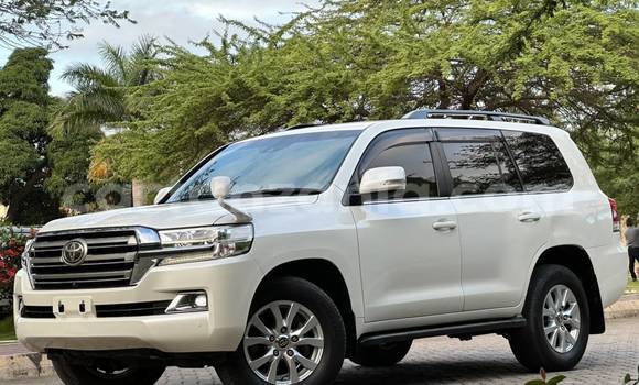 Nunua Imported Toyota Land Cruiser Nyeupe Gari ndani ya Dar es Salaam nchini Dar es Salaam Nunua Imported Toyota Land Cruiser Nyeupe Gari ndani ya Dar es Salaam nchini Dar es Salaam