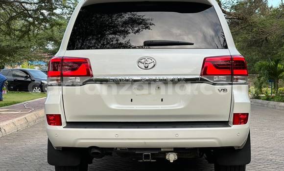 Nunua Imported Toyota Land Cruiser Nyeupe Gari ndani ya Dar es Salaam nchini Dar es Salaam Nunua Imported Toyota Land Cruiser Nyeupe Gari ndani ya Dar es Salaam nchini Dar es Salaam