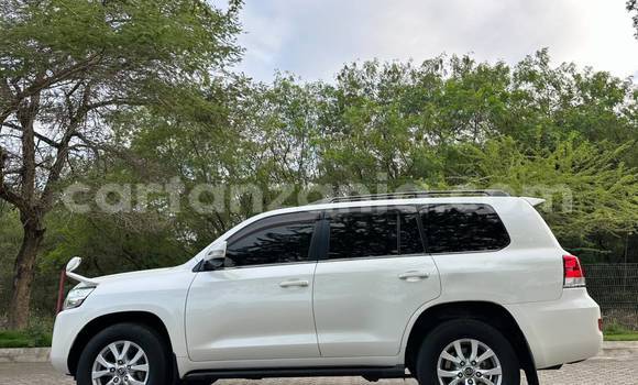 Nunua Imported Toyota Land Cruiser Nyeupe Gari ndani ya Dar es Salaam nchini Dar es Salaam Nunua Imported Toyota Land Cruiser Nyeupe Gari ndani ya Dar es Salaam nchini Dar es Salaam