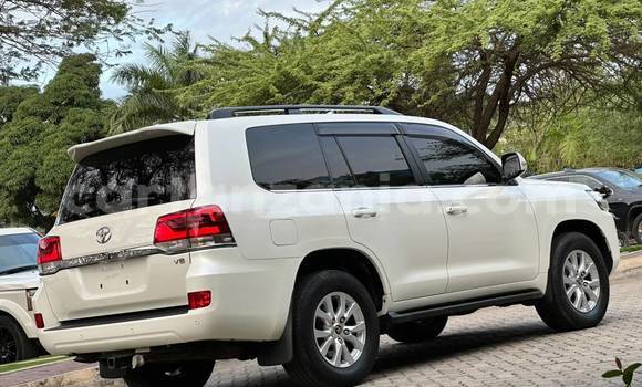 Nunua Imported Toyota Land Cruiser Nyeupe Gari ndani ya Dar es Salaam nchini Dar es Salaam Nunua Imported Toyota Land Cruiser Nyeupe Gari ndani ya Dar es Salaam nchini Dar es Salaam
