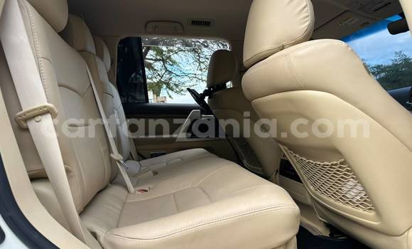 Nunua Imported Toyota Land Cruiser Nyeupe Gari ndani ya Dar es Salaam nchini Dar es Salaam Nunua Imported Toyota Land Cruiser Nyeupe Gari ndani ya Dar es Salaam nchini Dar es Salaam
