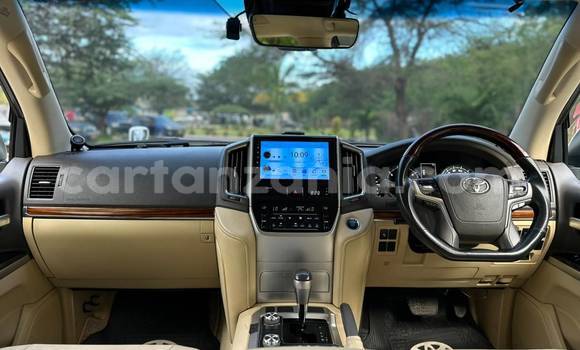 Nunua Imported Toyota Land Cruiser Nyeupe Gari ndani ya Dar es Salaam nchini Dar es Salaam Nunua Imported Toyota Land Cruiser Nyeupe Gari ndani ya Dar es Salaam nchini Dar es Salaam