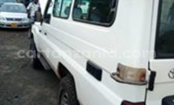 Nunua Ilio tumika Toyota Land Cruiser Nyeupe Gari ndani ya Arusha nchini Arusha Nunua Ilio tumika Toyota Land Cruiser Nyeupe Gari ndani ya Arusha nchini Arusha
