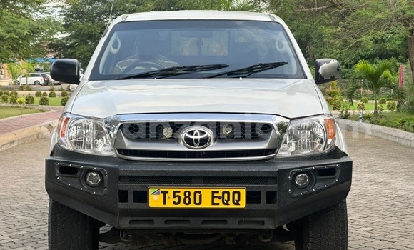 Nunua Ilio tumika Toyota Hilux Nyeupe Gari ndani ya Dar es Salaam nchini Dar es Salaam