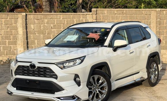 Nunua Imported Toyota RAV4 Nyeupe Gari ndani ya Dar es Salaam nchini Dar es Salaam