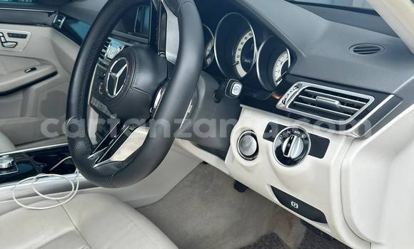 Nunua Ilio tumika Mercedes-Benz E-Classe Nyeusi Gari ndani ya Dar es Salaam nchini Dar es Salaam Nunua Ilio tumika Mercedes-Benz E-Classe Nyeusi Gari ndani ya Dar es Salaam nchini Dar es Salaam
