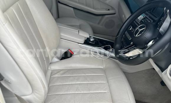 Nunua Ilio tumika Mercedes-Benz E-Classe Nyeusi Gari ndani ya Dar es Salaam nchini Dar es Salaam Nunua Ilio tumika Mercedes-Benz E-Classe Nyeusi Gari ndani ya Dar es Salaam nchini Dar es Salaam