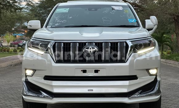 Nunua Imported Toyota Land Cruiser Prado Nyeupe Gari ndani ya Dar es Salaam nchini Dar es Salaam