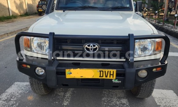 Buy Used Toyota Land Cruiser White Car in Dar es Salaam in Dar es Salaam