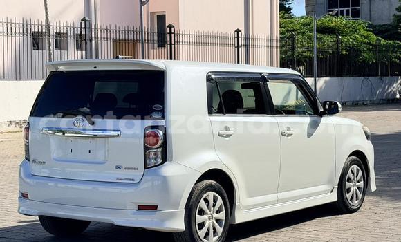 Nunua Mpya Toyota Corolla Rumion Nyeupe Gari ndani ya Dar es Salaam nchini Dar es Salaam