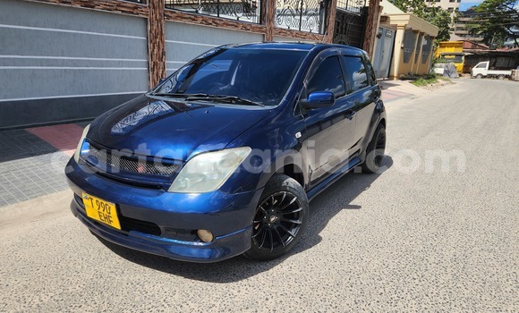 Nunua Ilio tumika Toyota IST Bluu Gari ndani ya Dar es Salaam nchini Dar es Salaam